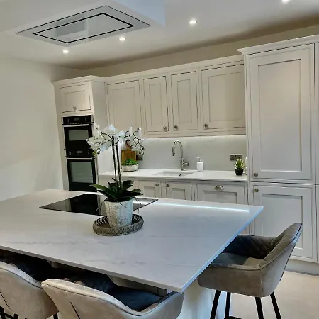 Edge Mere Apartment,